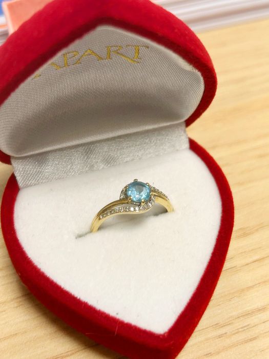 Pierscionek ze złota 585 z topazem i 26 diamentami Apart