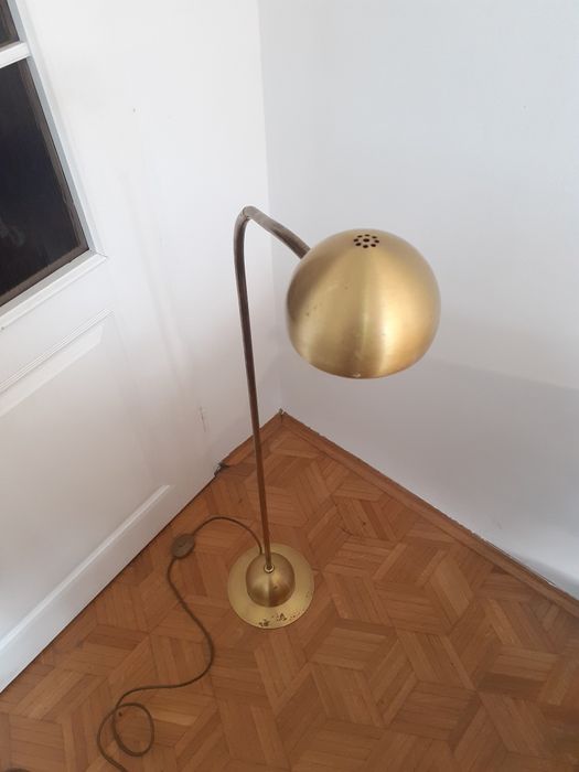 Złota stojąca lampa mosiężna