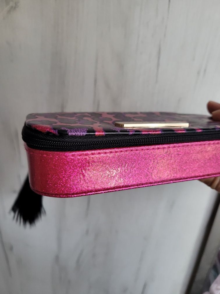 Etui zasówane na zamek z chwostem  / marc jacobs