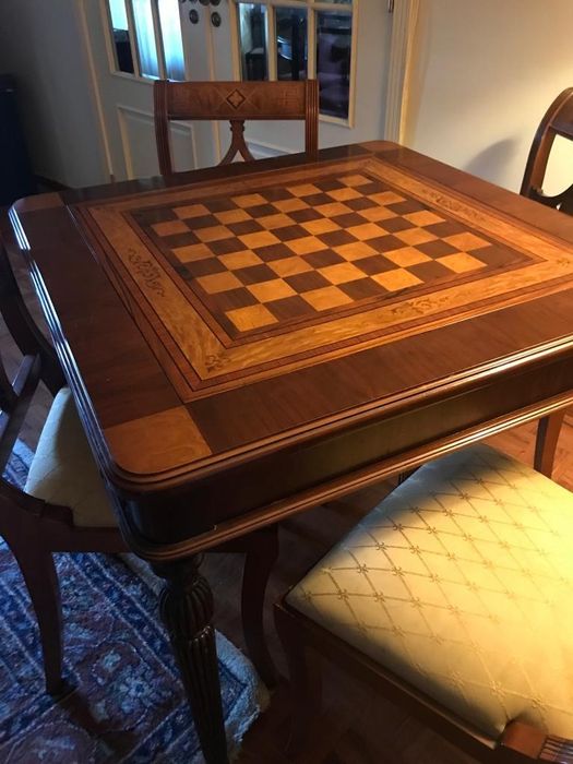 Mesa de Jogo e Cadeiras