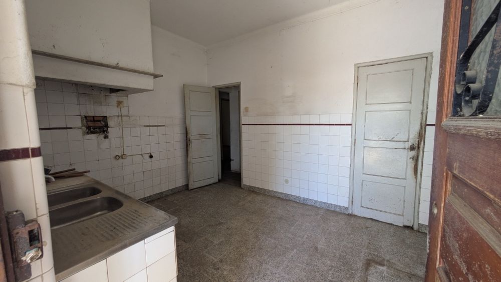 Moradia anos 60 para remodelar com 630m2 de terreno