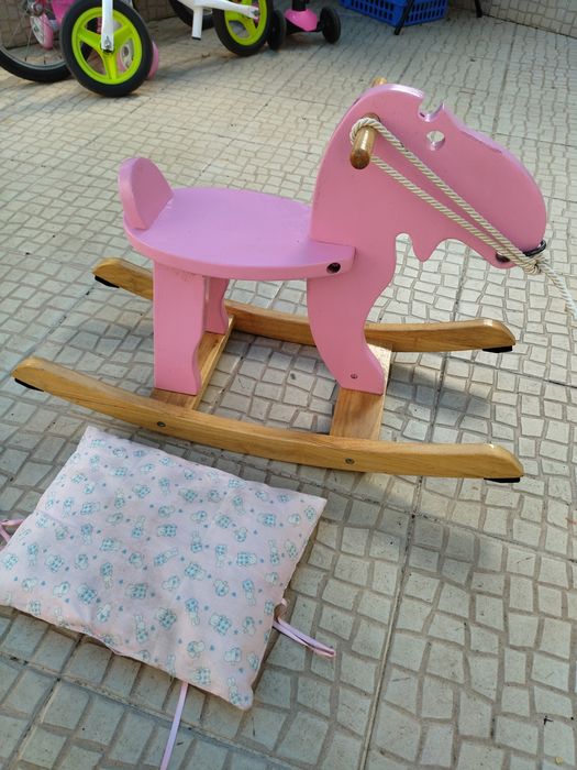 Cavalo de madeira para criança