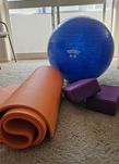 Bola + tapete + blocos de ginástica ou pilates