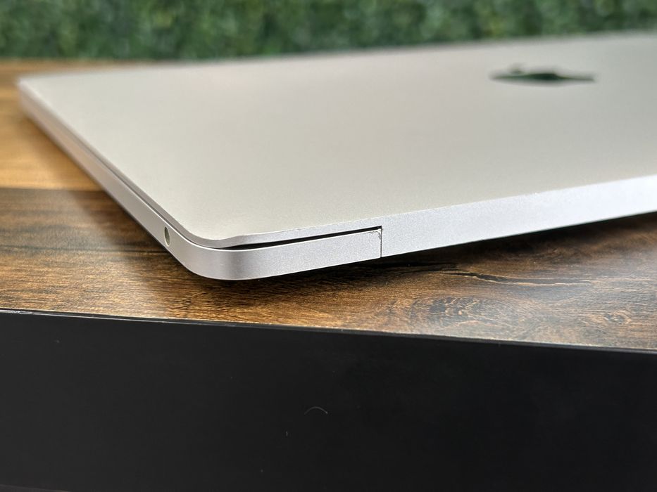 MacBook Pro A1708 • i5 / 8GB / 256GB • Silver