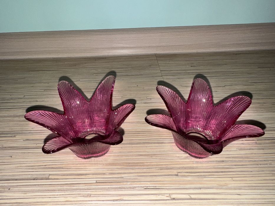 Zestaw 2 różowych świeczników w kształcie kwiata