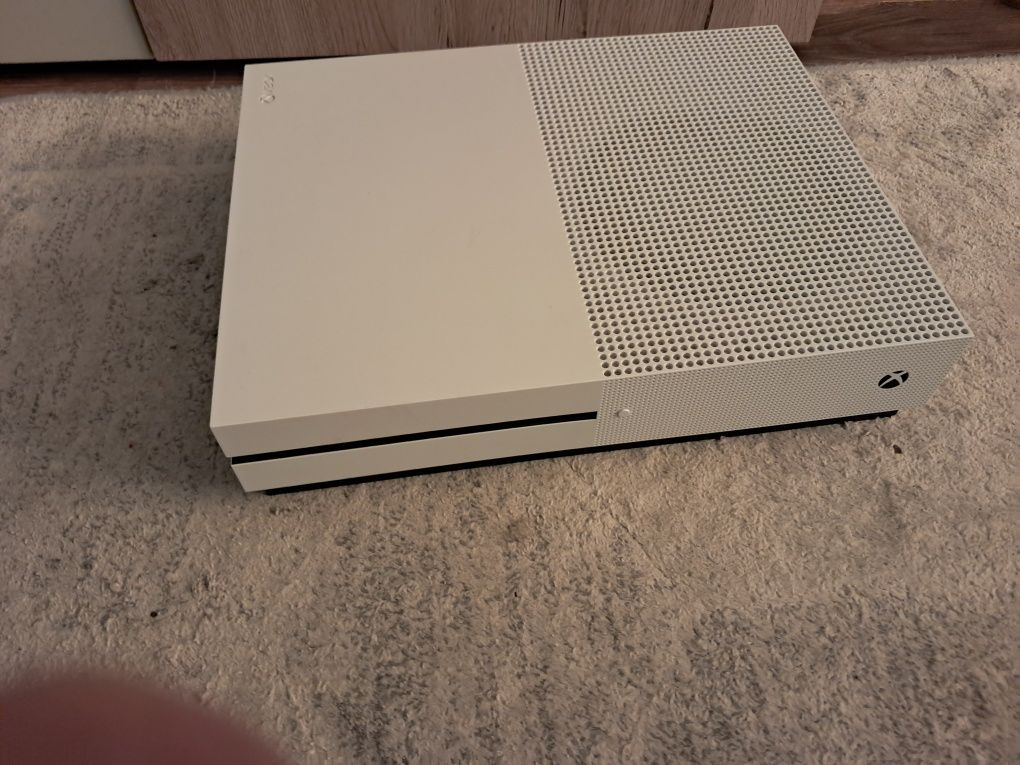 Sprzedam xbox one s  z 1tb i z napędem