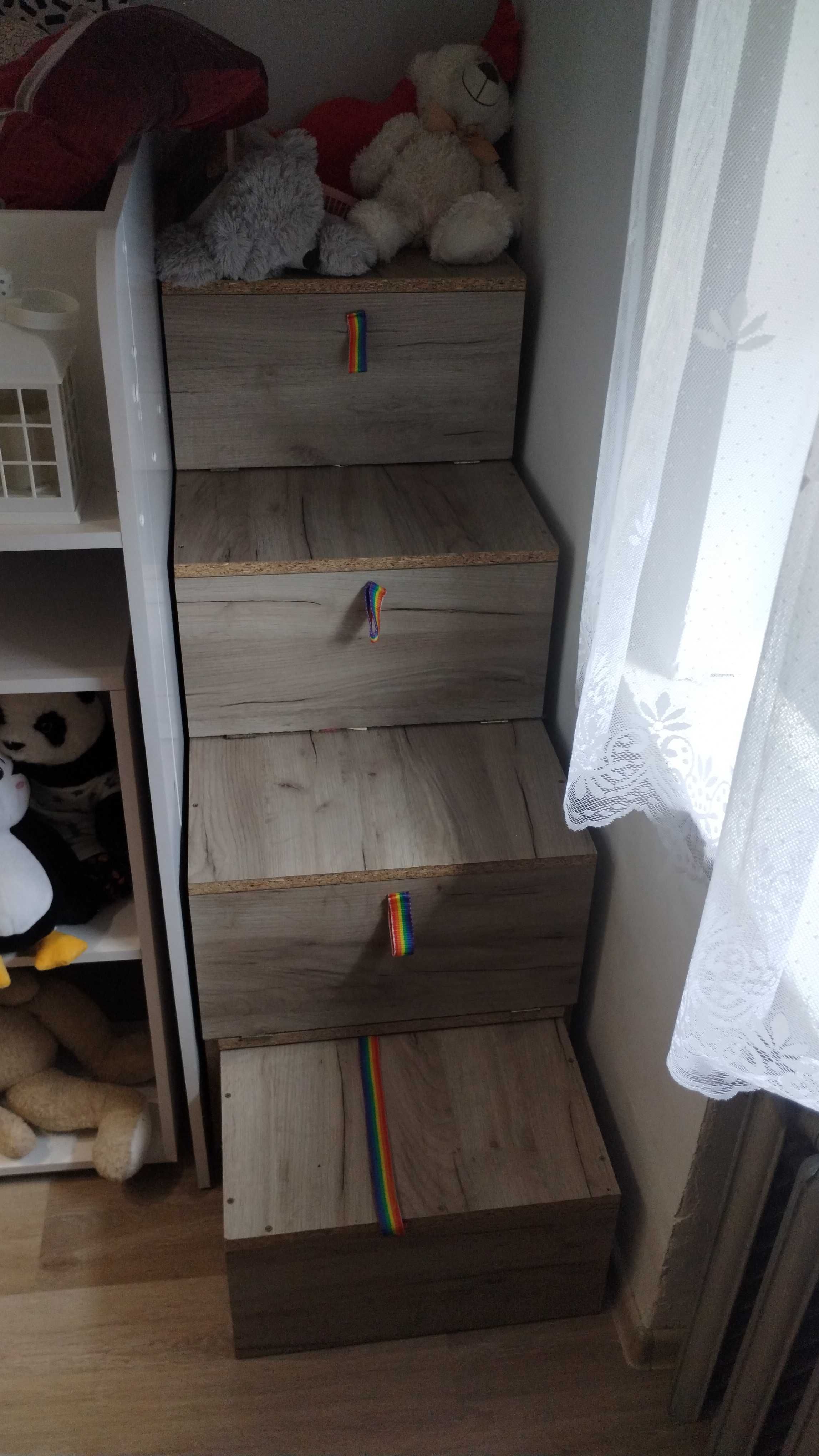 Łóżko podwyższone z biurkiem, komodą i szafka z dodatkowymi schodami.