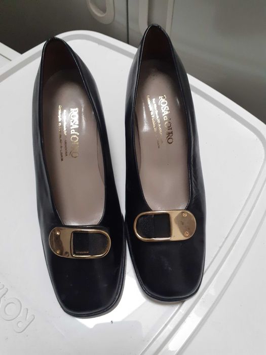 Sapatos pretos com aplicação removível 35