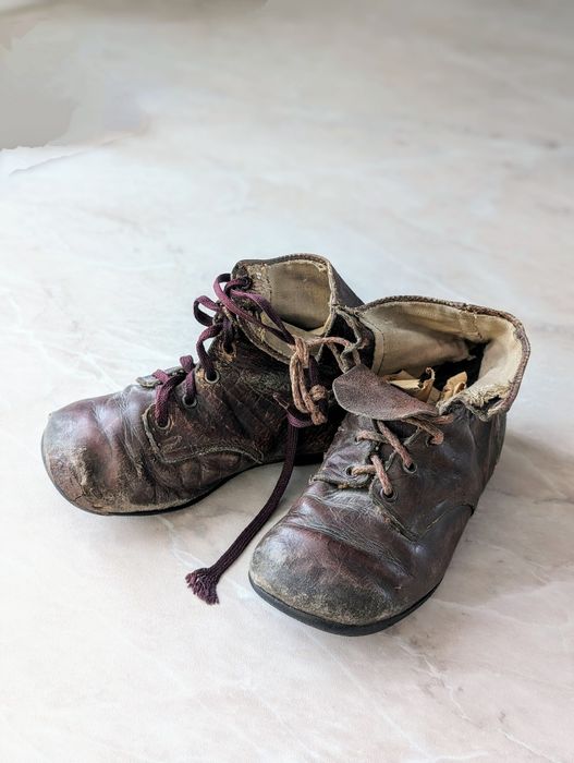 Przedwojenne buciki dziecięce z historią antyk