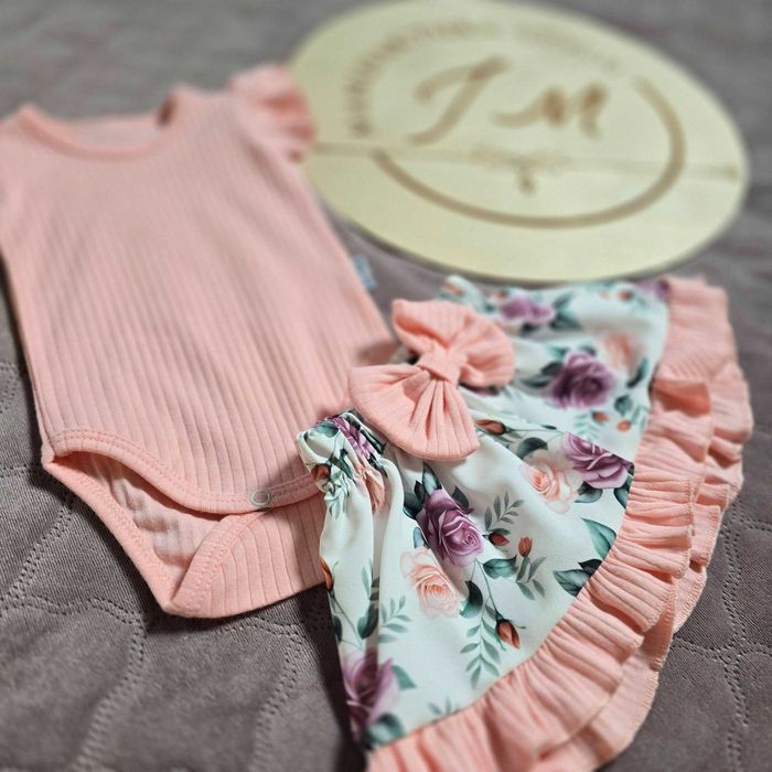 Komplet niemowlęcy dla dziewczynki: body + spodenki z kokardą