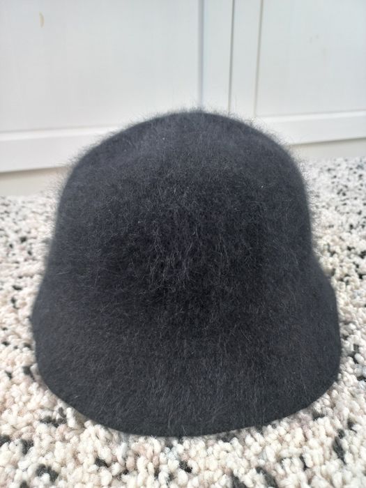 Czarna czapka bucket hat vintage aesthetic