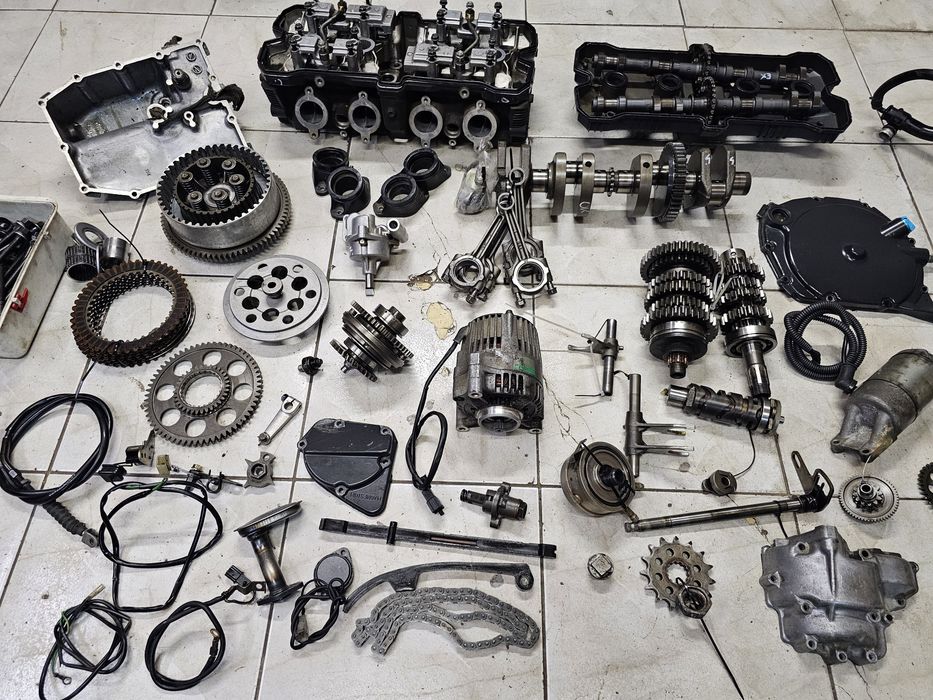 Suzuki GSXR 750 silnik części GSX-R wał głowica skrzynia kapa zębatka