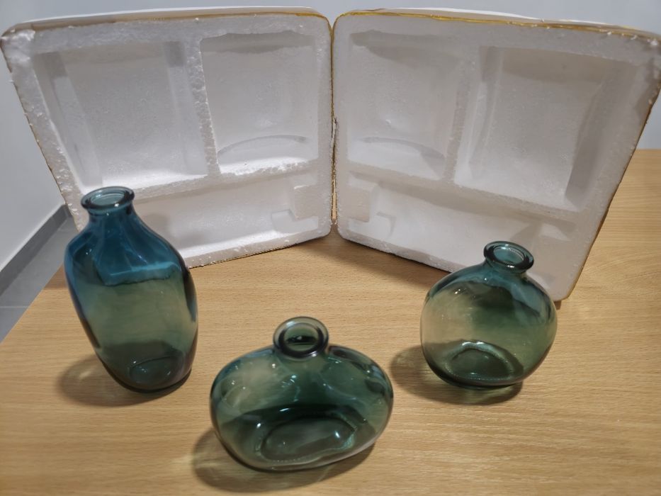 Conjunto de jarras pequenas pintadas a mão