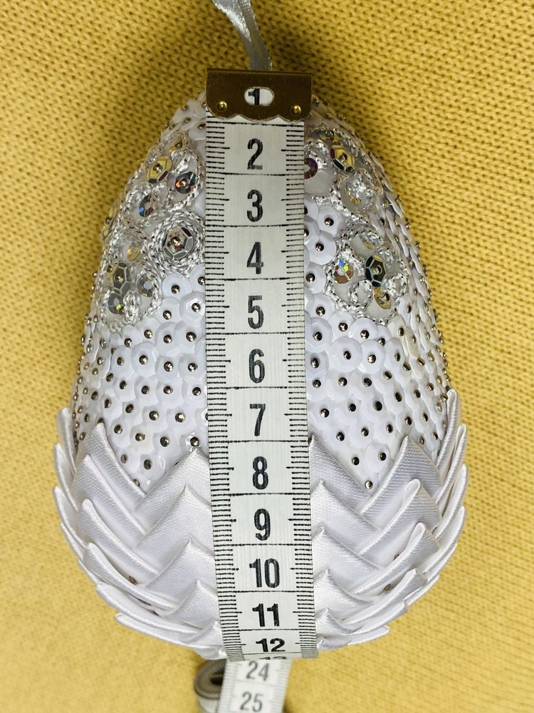Duże wielkanocne jajko z cekinów i wstążki na styropianie 13cm