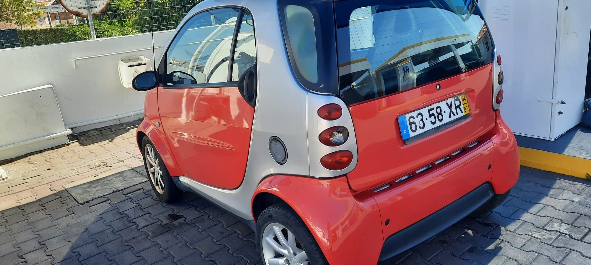 Smart Fortwo 699 Gasolina automatico com patilhas no volante.