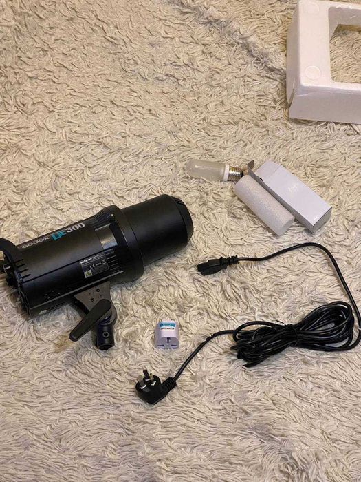 Студійний спалах Godox DE-300