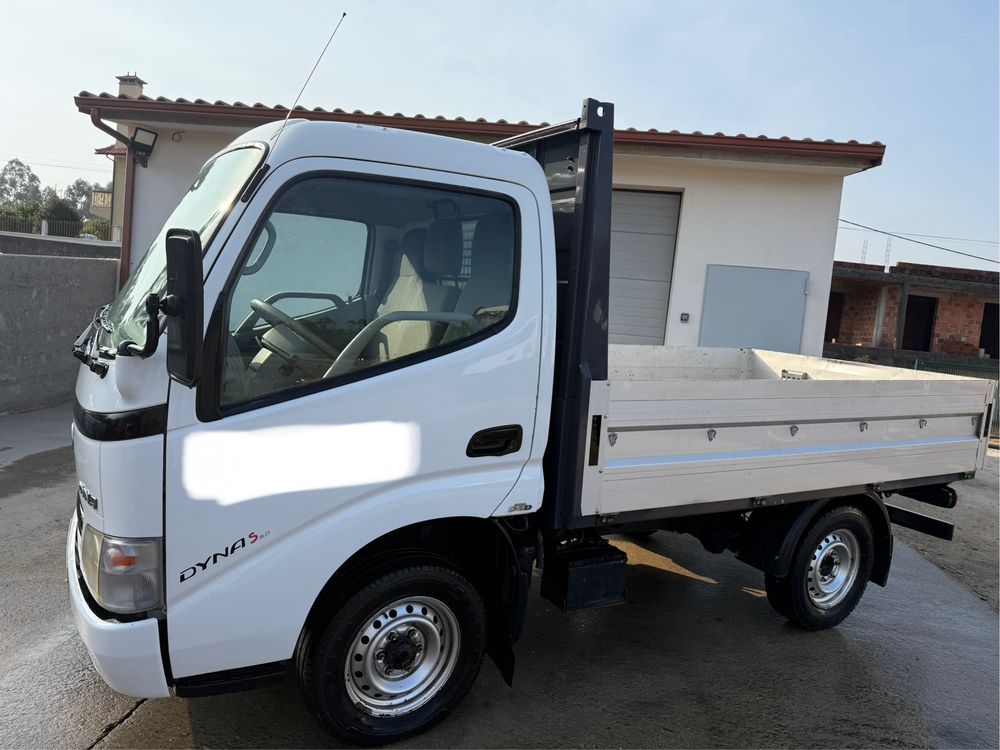 Toyota Dyna S  30/23 com caixa aberta