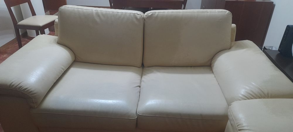 Dois  Sofás cor creme imitação pele