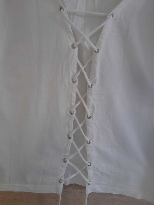 SOCCC L 40 biała bluzka wiązana gorsetowa złota długi rękaw