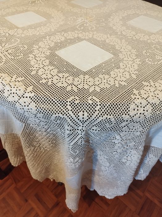 Toalha de mesa em crochet e meio linho, nova