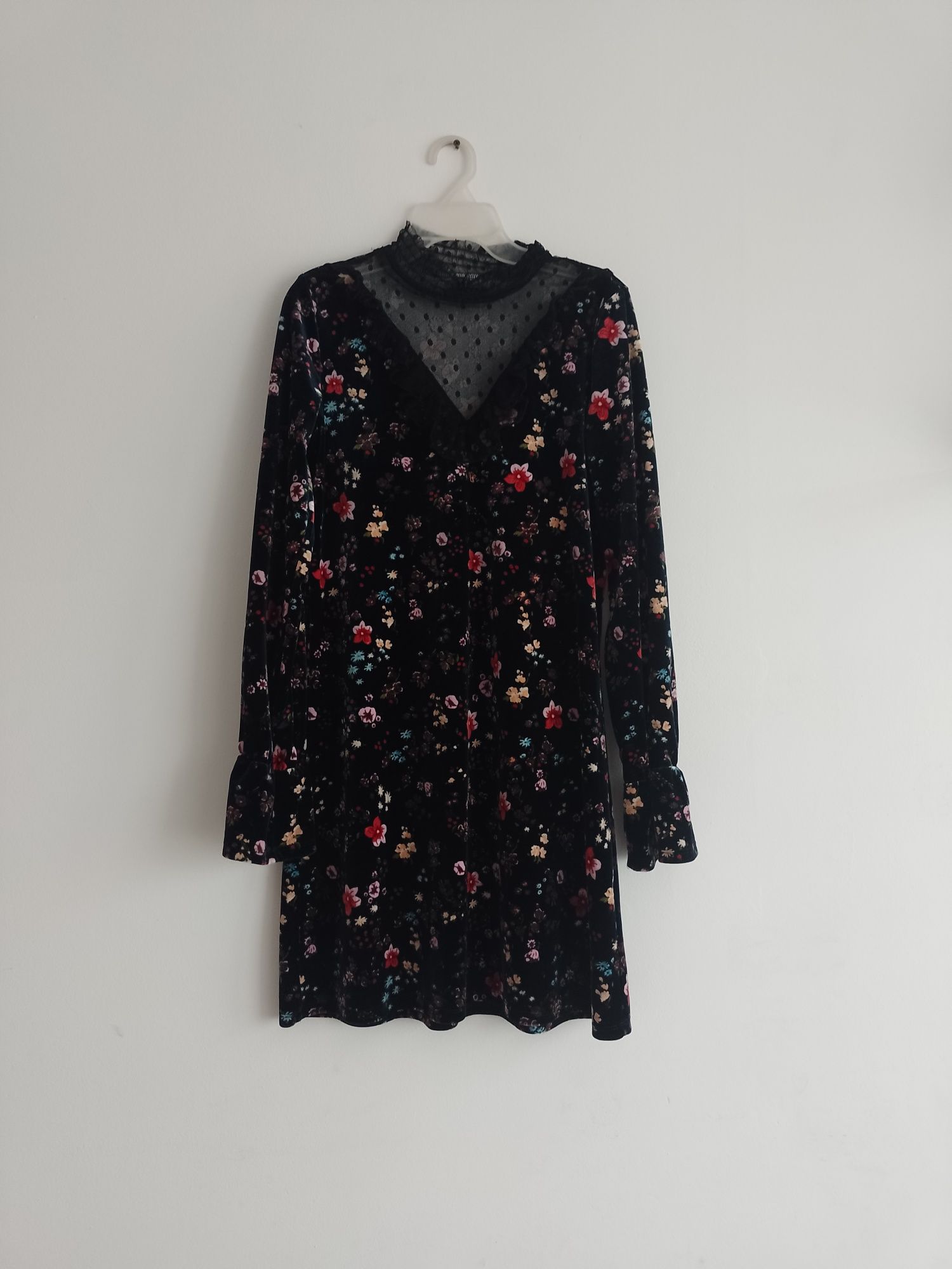Czarna welurowa sukienka w kwiatki w stylu vintage
