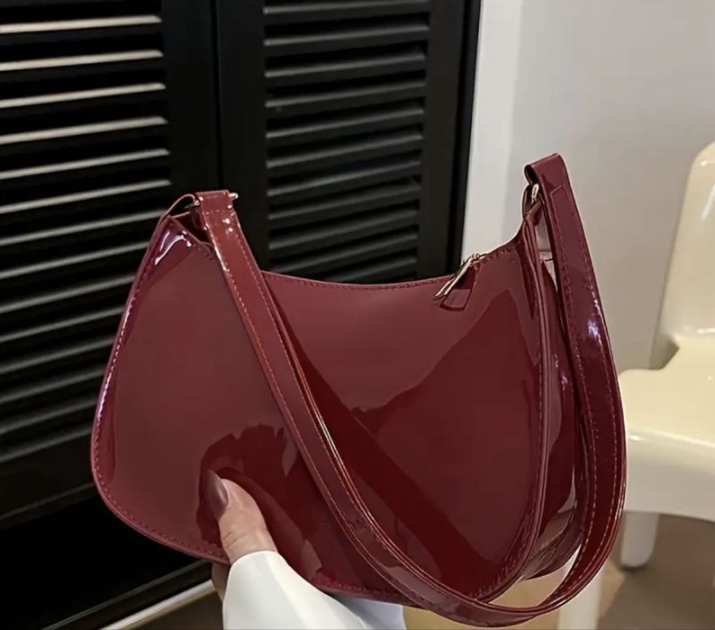 Червона сумка.