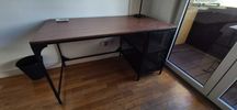 Mesa/secretaria para escritorio com arrumaçoes na lateral