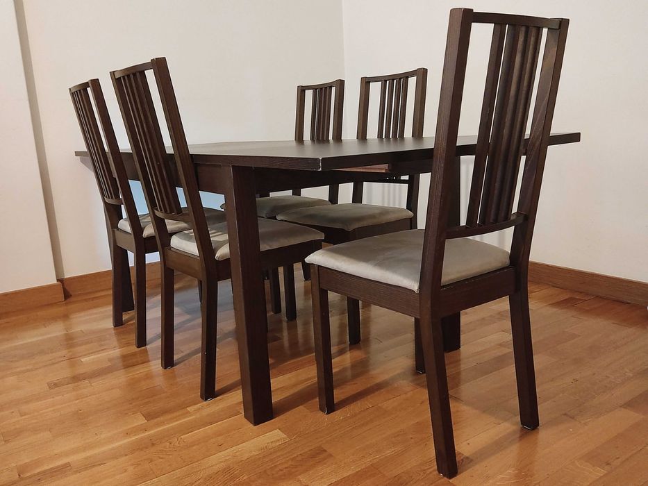 Mesa de refeições e cadeiras