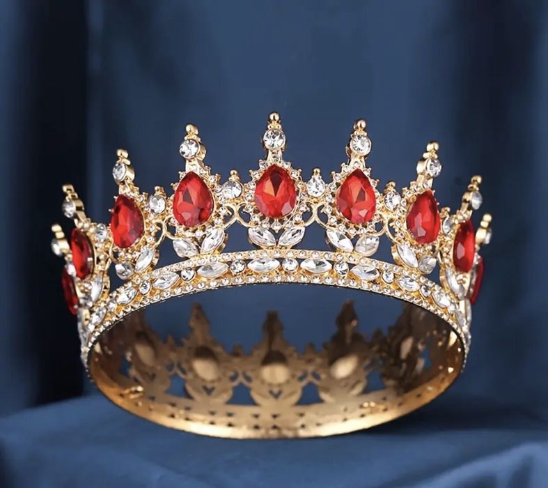 Корона на свято або на торт.