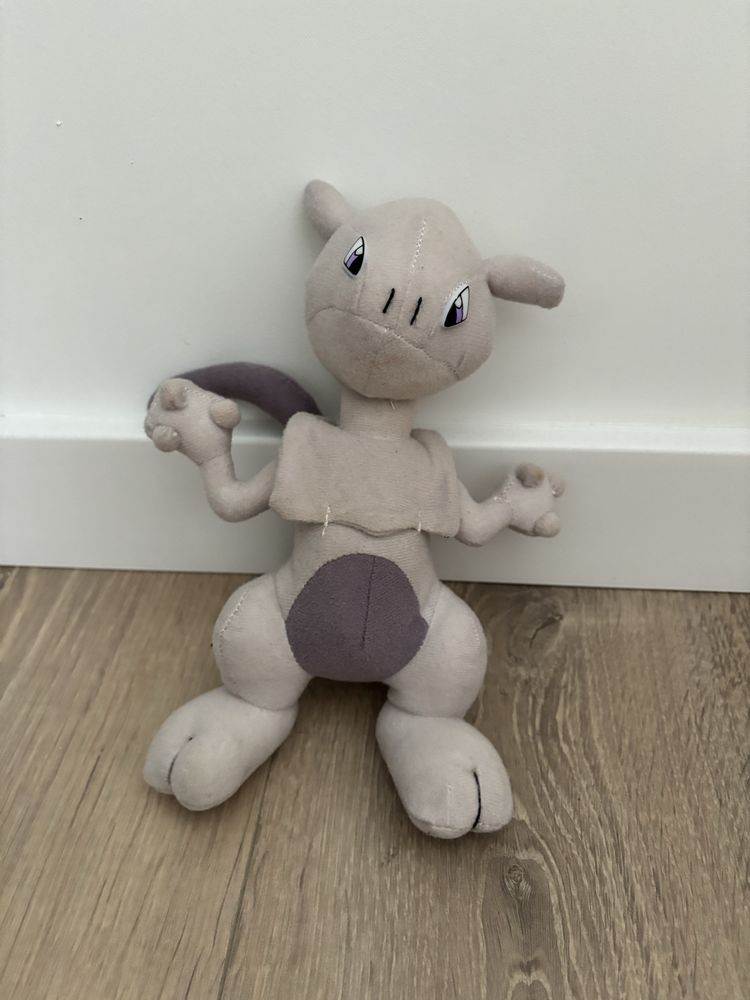 Dwie maskotki Pokemon Charmander i Mewtwo Plush