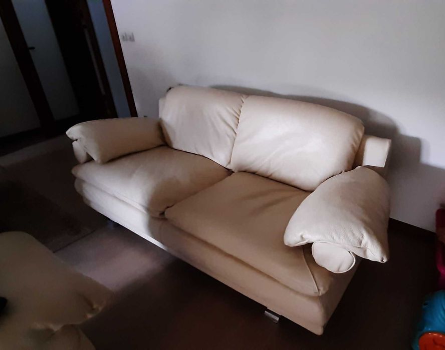 2 sofás em pele branco marfim em bom estado