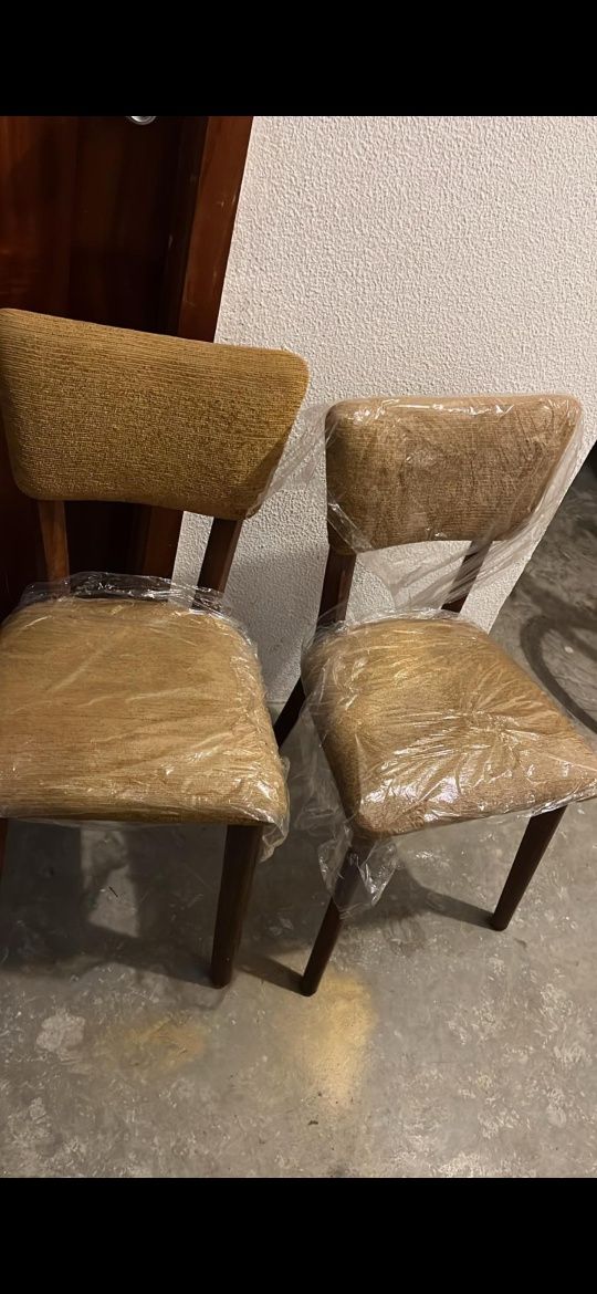 2 camas solteiro + colchões + cadeiras