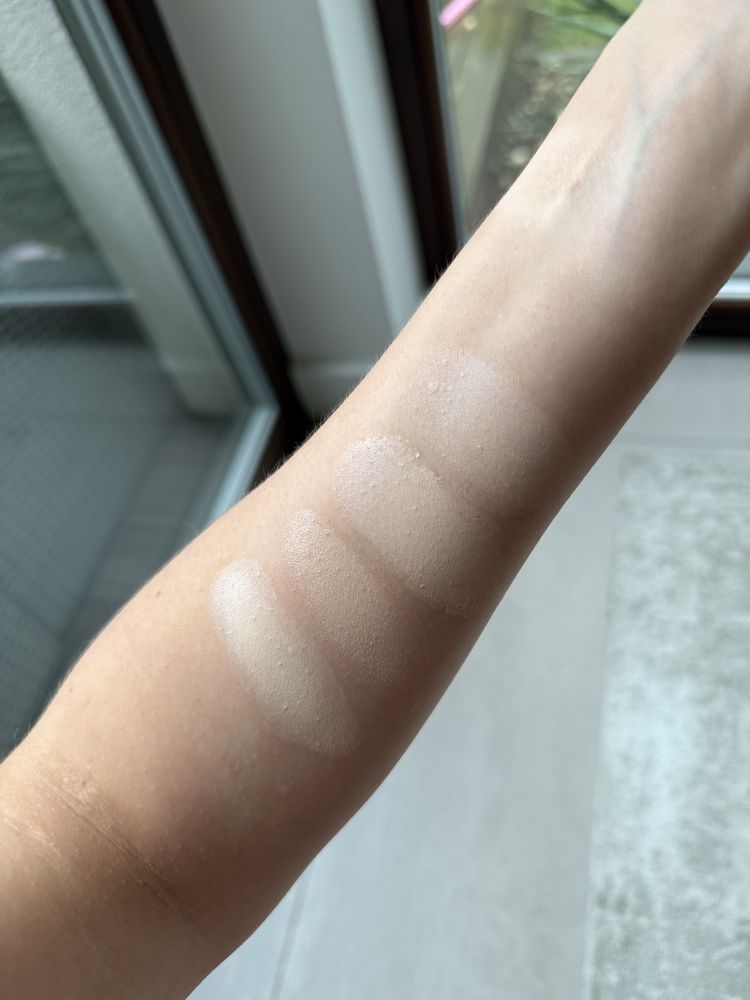 Podkłady Givenchy Prisme Libre Skin-Caring Glow