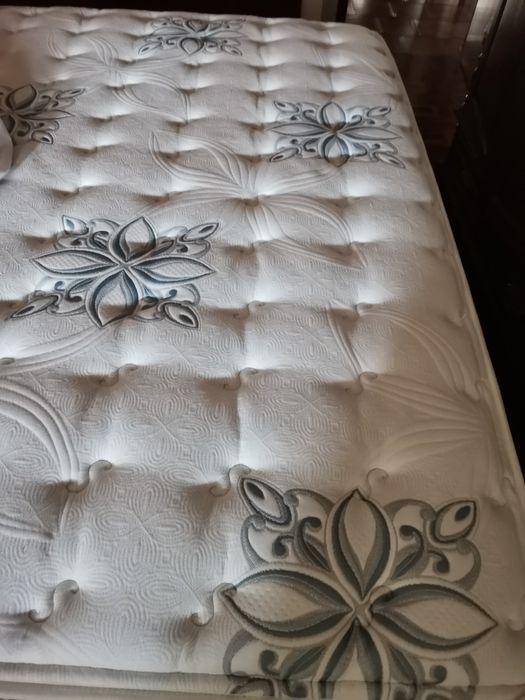 Cama de casal saumier, colchão, cabeceira e colcha