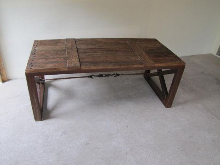 Industrialny stolik kawowy