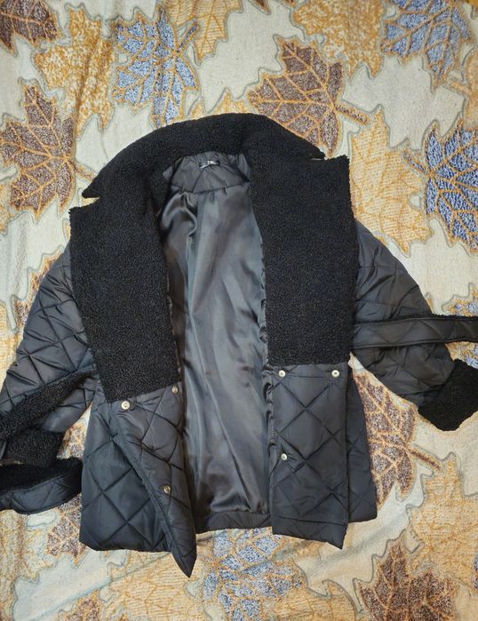 Пальто з хутряним коміром