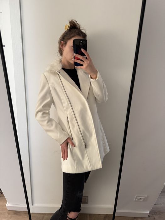 Płaszcz biały ozdobny futerkowy kołnież