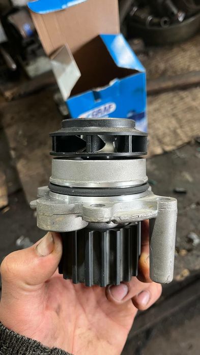 Продам помпу на фольцваген кадік