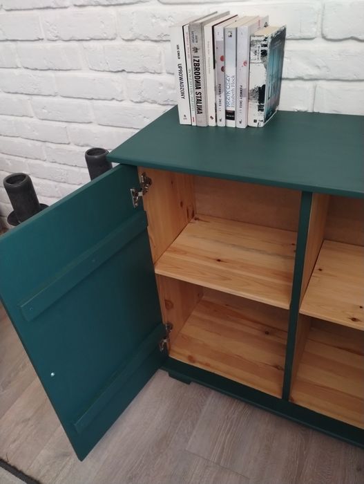 Zielona drewniana komoda