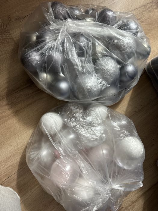 Bolas de natal brancas e cinzentas