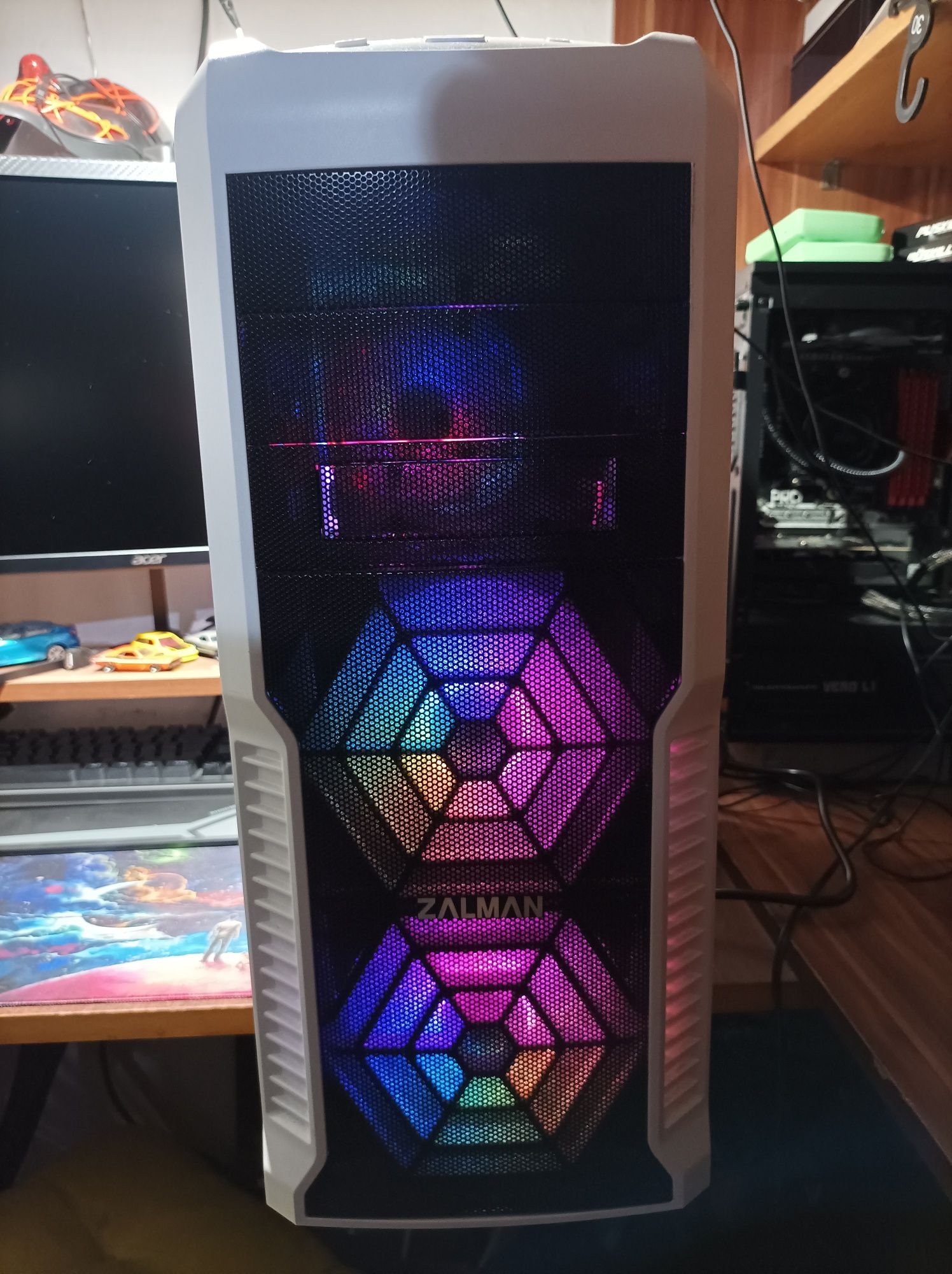 Komputer stacjonarny i3 10100. 16 GB DDR 4 m2 256GB RX 560 4 GB RGB