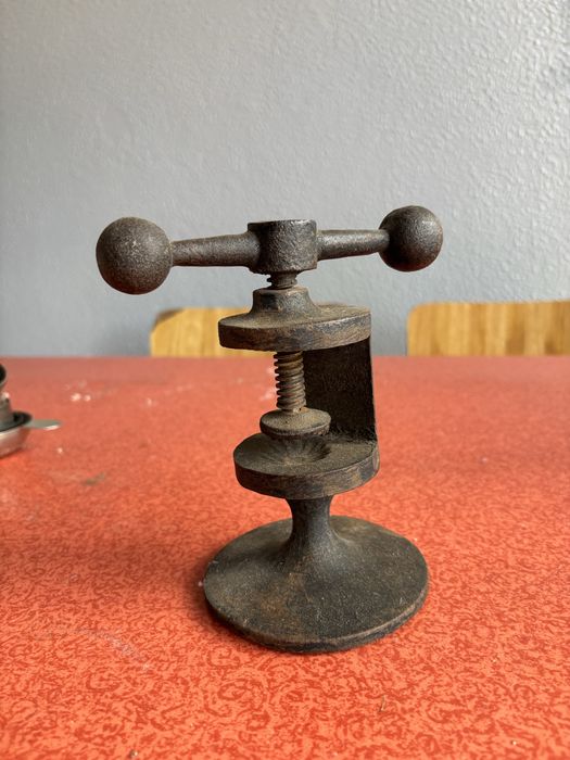 Quebra nozes em ferro