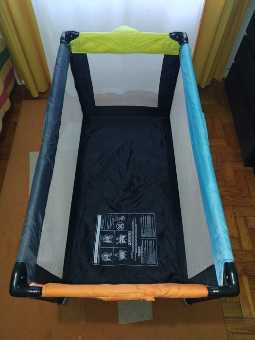 Cama de viagem de criança.