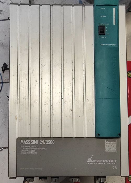 Przetwornica Mass Sine 24/2500 i Ładowarka 
Firma Mastervolt  falownik