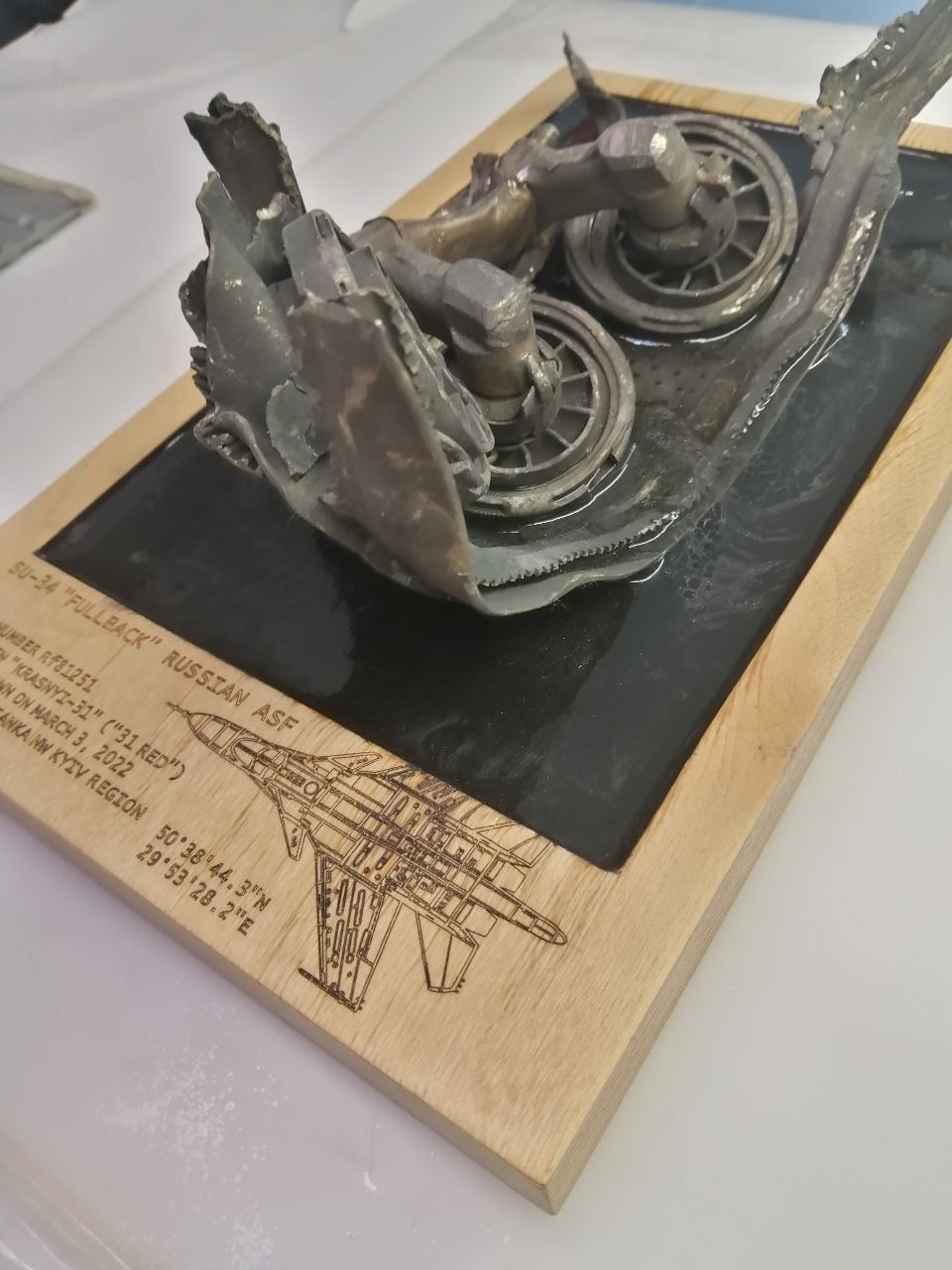 Сувеніри від ЗСУ. Уламки збитого літака СУ-34.
