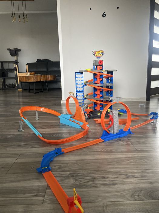 Zestaw hot wheels garaz, rajd pętla, tor samochodowy gratisy