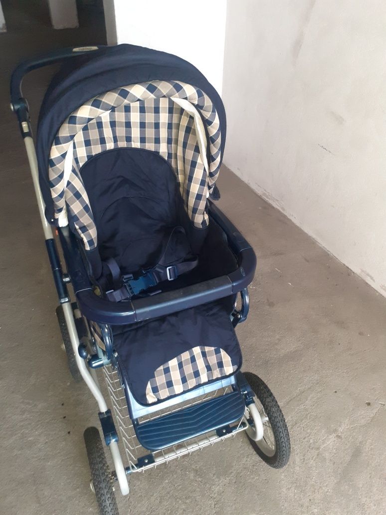 Carrinho de bebé clássico