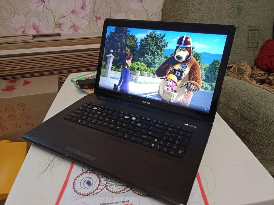 Большой ноутбук Asus 17-18" екран.320Gb+8 GB.Windows 10Pro/2часа батар