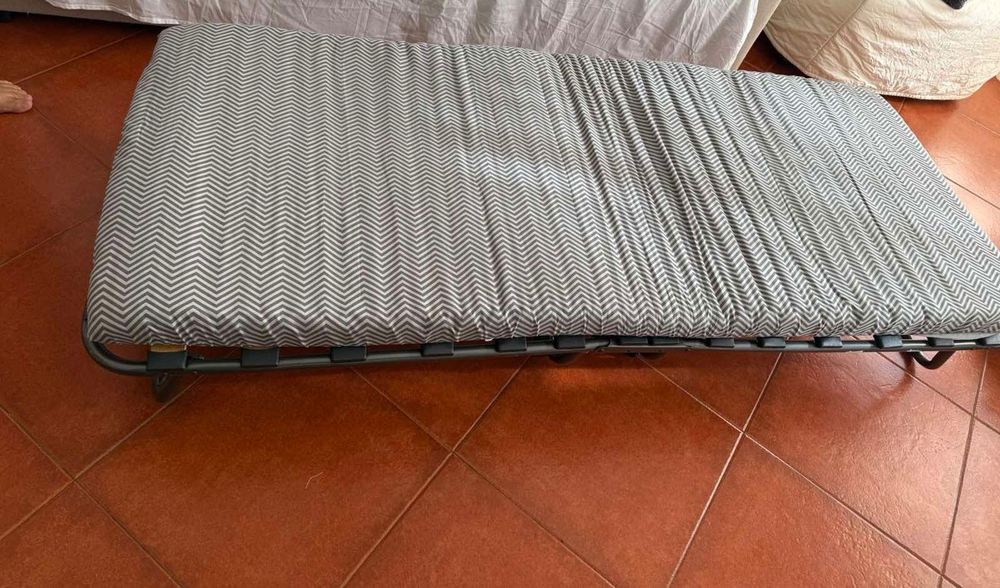 Cama de hóspedes jysk . estante Ikea