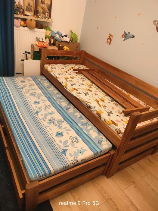 Łóżko drewniane podwójne  z szufladami i barierką